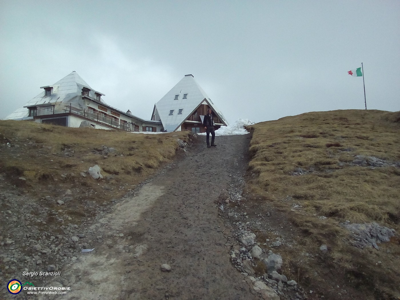 10 - Inconfondibile il Rifugio Nicola.jpg